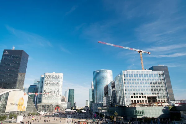 Parijs, Frankrijk - 29 september 2017: esplanade in het district La Defense. Moderne glazen architectuur. Architectonische toeristische attractie. Hoogbouw gebouw. Zakelijk nad commercieel district — Stockfoto