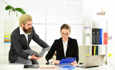 Bunu duyduğuma sevindim. Patron ve amir çalışıyor. cinsel taciz. Erkek patron ve sekreteri. Ofis çifti iş konuşuyor. Modern ofis hayatı. İş yerinde muhasebeci ya da sekreter
