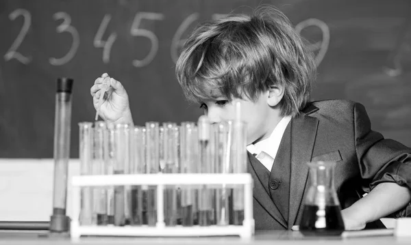 Επιστημονικά πειράματα στο εργαστήριο. Το αγοράκι κάνει επιστημονικά πειράματα. Βιολογία. Ένα μικρό αγόρι στο μάθημα. Πίσω στο σχολείο. Επιστήμονας σχολιαρόπαιδο. Δεσμεύτηκε να βρει τη θεραπεία. — Φωτογραφία Αρχείου
