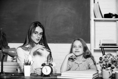 Gelecek okulda başlar. Küçük kız ve güzel kadın okula geri dönüyor. Okulda küçük bir çocuk ve öğretmen. Okul programı. Eğitim ve eğitim. Özel öğretim