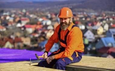 Su geçirmez çarşaf. Yüksek irtifa işe yarıyor. Isı yalıtımı. Çatı ustası yüzeyi. Profesyonel tamir çatısı. Düz çatı kurulumu. Roofer yeni çatı yapıyor. İnşaat binası