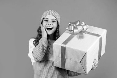 Mutlu bir anı yakalıyorum. Noel mucizesi. Sevgililer Günü için sürpriz. Xmas hediyeli bir çocuk. Çocuk Noel Baba 'ya yardım. Yeni yıl yaklaşıyor. Boks günü. Doğum günün kutlu olsun. Kış tatilinde hediye.