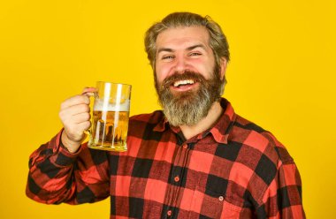 Tatil kutlaması. Bekarlığa veda günü. Moralini düzelt. Sarhoş ol. Alkolik. Bar 'da bira içen susamış bir adam. Köpüklü bira. Hippi bira içer. Olgun sakallı adam elinde bira bardağı tutuyor. Şerefe!