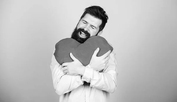 Feliz no amor. Fazê-lo sentir-se amado todos os dias. Homem barbudo hipster abraçar coração. Celebre o dia dos namorados. Um tipo com barba e bigode apaixonado e romântico. Sentir amor. Namoro e relações conceito — Fotografia de Stock