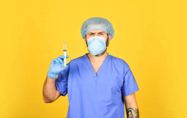 从中国流行的考拉病毒。成熟的医生在口罩中使用注射器。熟练的护士打针。卫生工作者用注射器接种疫苗。医生或护士注射病毒疫苗 — 图库照片