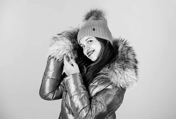 Mujer emocional con chaqueta. Traje de invierno. Disfrutando su atuendo. Chica bonita usar ropa de moda para el clima frío. Moda juguetona. Viernes Negro. Confianza y feminidad. Sé elegante este invierno. —  Fotos de Stock