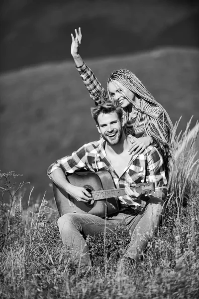 Hora do amor. Acampamento ocidental. caminhadas. casal apaixonado passar tempo livre juntos. amizade. canções de fogueira. Os homens tocam guitarra para rapariga. amigos felizes com guitarra. música country. data romântica — Fotografia de Stock