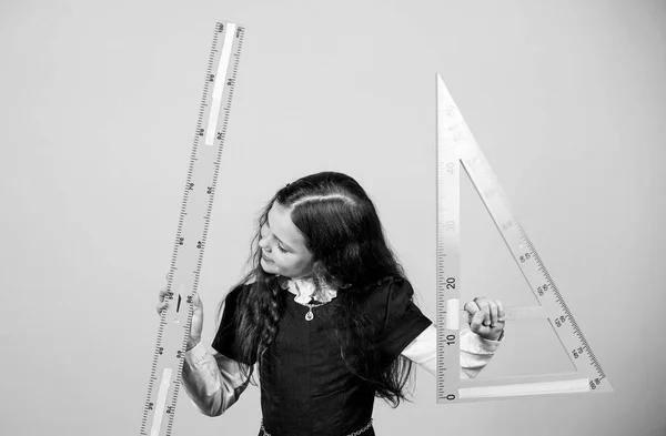 Disciplinas escolares STEM. Estudante da escola aprendendo geometria. Menina pequena de volta à escola. lição de matemática. Educação e conhecimento. Aluno menina com grandes governantes. Emocionado com o conhecimento — Fotografia de Stock