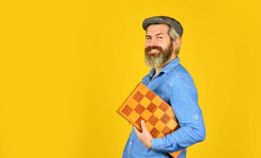 İnsan beyni çalışıyor. Beyin fırtınası konsepti. Satranç turnuvası. Zeka seviyesi ölçümü. IQ seviyeni yükselt. Sakallı adam satranç tahtasını tutuyor. Zeka seviyesi konsepti. Boşluğu kopyala