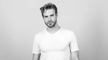 Sakallı adam gevşemiş yüz. Şık saçlı ve sağlıklı genç tenli bir adam. Tıraşsız yüzlü ve bıyıklı adam. Sakal bakımı ve cilt bakımı. Berber dükkanı konsepti. Cilt güzellik rutini