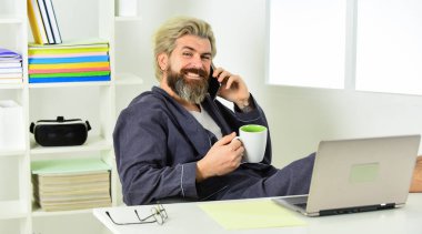 Yapılan işten memnun. İnternet alışveriş sitesine bakıyorum. Evde dinlenmek. Dizüstü bilgisayar kullanan ya da uygulamada çalışan bir adam. Yakışıklı adam evde dizüstü bilgisayar kullanıyor. Adam işi için araştırma yapıyor.