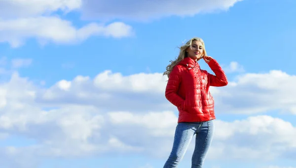 Вітер змін. Жіноча психологія. Модель жіночої моди на відкритому повітрі. Жінка насолоджується прохолодною погодою. Відповідний стиль і клас з розкішшю і комфортом. Модний одяг. Вітряний день. Дівчина червона куртка хмарне небо — стокове фото