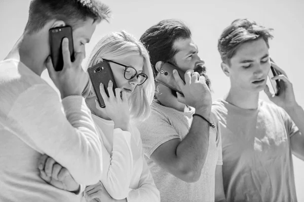 Expérience Votre marque digi vie. groupe de personnes. Réseau de groupes d'utilisateurs. groupe de quatre personnes. Groupe d'équipe corporatif. hommes et filles parlent. jeunes gens divers parlant au téléphone. communication d'entreprise — Photo