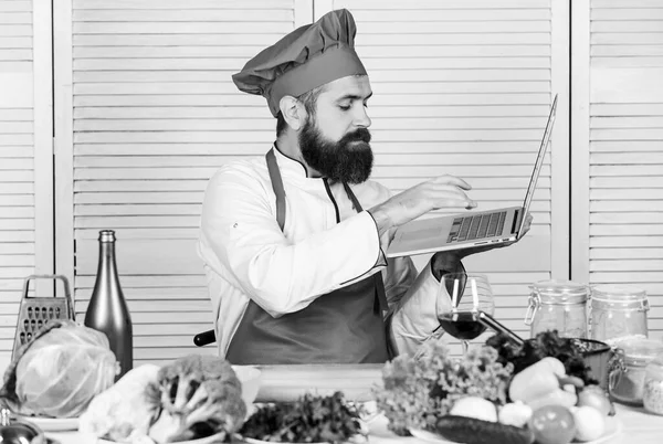 Cozinhando em ação. Culinária culinária. Vitamina. Salada vegetariana com legumes frescos. Cozinhar alimentos saudáveis. Hipster maduro com barba. Homem barbudo. Receita de chef. Alimentação biológica — Fotografia de Stock