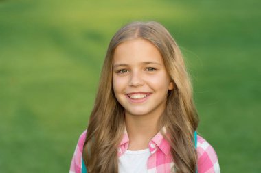 Pozitif kavram. Duygusal bir ifade. İyi titreşimler. Yaz tatili. Gülümseyen kız. Neşeli bir kız öğrenci. Mutlu gülümseyen çocuk. Eğlenmene bak. Sağlıklı duygusal mutlu çocuk dışarıda dinleniyor. Mutlu bir hayat yaşamak