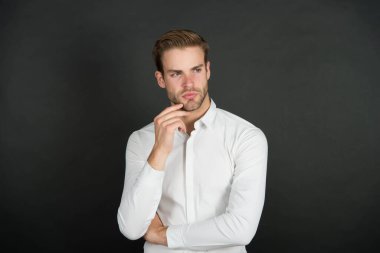 Beyaz gömlek her zaman moda olur. Tarz sahibi, esmer bir adam. Profesyonel gardırop. İş elbisesi kuralı ve resmi tarz. Moda ve tarz. Erkekler klas bir tarz. İşte gündelik işler için.