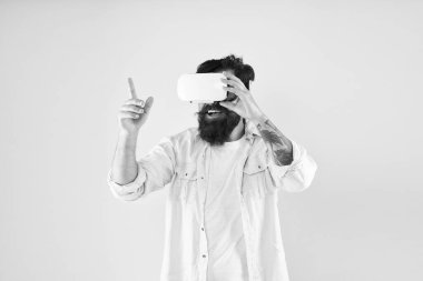 Uyumlu uygulamaların geniş seçimi. VR konsepti. VR cihazı al. Göz takibi. Dijital gelecek ve yenilik. Teknoloji geliştiriyorum. Yazılım test ediliyor. Sakallı adam sarı arka plan VR gözlükleri