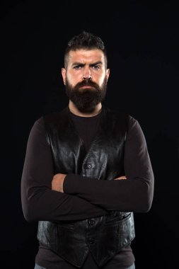 Bütün gün kendimden emin hissediyorum. Sakallı adam kollarını kavuşturur. Moda modelinin kendine güveni tam. Gündelik tarzda koyu bir geçmişi olan kendine güvenen bir hippi. Moda ve tarz trendleri. Kendinden emin ve çekici.