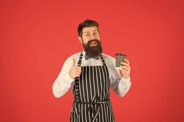 Gelmiş geçmiş en güzel. Kendine güvenen zarif bir barmen. Erkek kahve içer. Sakallı adam kahveyi al götür. Kafedeki vahşi garson. Olgun kırmızı arka plan. Yetenekli bir hizmetçi. Barista hipster şef önlüğü