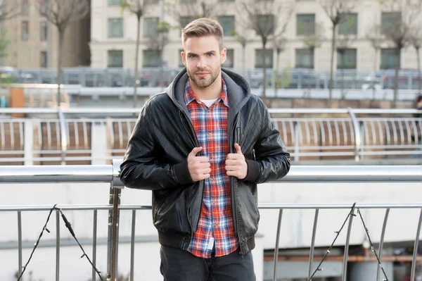 Moda masculina. Esperándote a ti. Me estoy relajando. Hombre con chaqueta de cuero. Estilo callejero. Un retratista al aire libre. Concepto de ropa masculina. Traje de moda. Hombre urbano. Estilo personal. Estudiante guapo — Foto de Stock