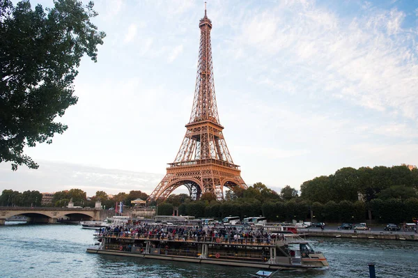 Paris, Fransa - 29 Eylül 2017: Seine nehri üzerinde tekne gezisi. Eyfel Kulesi. İkonik dönüm noktası. Su turu. Gezi gezisi. Turizm ve seyahat. Turistik bir yer. Ünlü anıtları keşfedin. — Stok fotoğraf