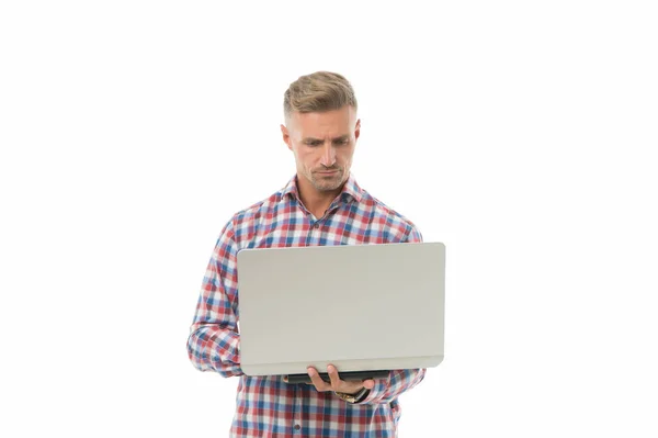 与笔记本电脑建立新的连接。英俊的男人用白色的笔记本电脑隔离。专业的笔记本电脑修理工。IT技术人员。笔记本和pc 。笔记本电脑的技术。开始自由职业 — 图库照片