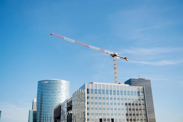 Parijs, Frankrijk - 29 september 2017: bouwkraan boven wolkenkrabbers. Bouwbedrijven in La Defense. Moderne architectuur en bouw. Vooruitzichten en vooruitgang. Groei en ontwikkeling — Stockfoto