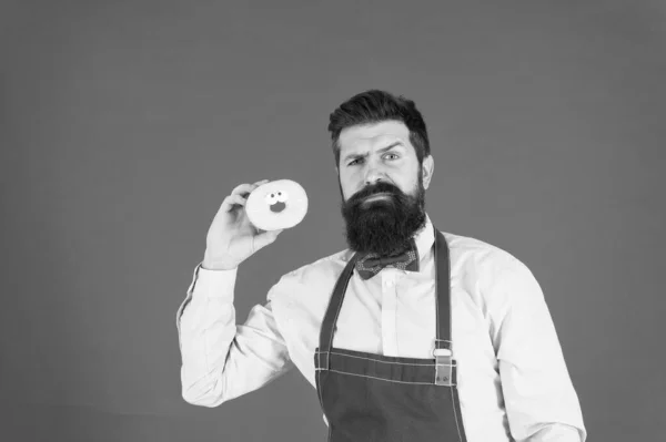 Inspírate en las últimas tendencias de panadería y pastelería. Pastelero. Hombre barbudo sosteniendo postre de pastelería al horno dulce sobre fondo rojo. Hornear pastelería sabrosa —  Fotos de Stock