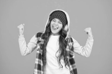 Başarı hissediyorum. Mutlu hippi kız turkuvaz arka planı. Gülümseyen genç kulaklıkla müzik dinler. Küçük çocuk gündelik tarzda. Rahatlama zamanı. Küçük çocuk uzun saçlı kablosuz kulaklık. Mutlu çocukluk