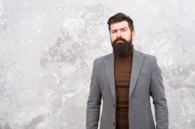 Moda tarzı adamın uzun sakalı var. Moda görünümlü sakallı bir erkek. Vahşi hippi. Erkek modası ve güzellik. Güvenle dolu. İş adamı günlük kıyafetler giyer. kopyalama alanı. Yakışıklı adam ceket giyiyor.