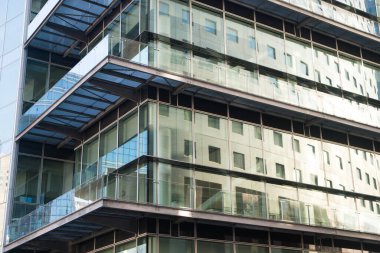 Balkonlu bir tesis. Cam ofis arka planı. Modern yaşam konsepti. Gayrimenkul. Modern mimari tasarım. Yeni fırsatlar keşfet. İş merkezi. satış ve kira