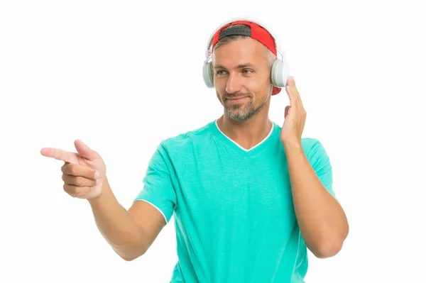 Bra humör. Moderna trådlösa hörlurar. Perfekt ljudkoncept. Elektronisk dansmusik och husspår. Instrumental musik. Man hörlurar vit bakgrund. Killen i mössa lyssnar musik stereo hörlurar — Stockfoto