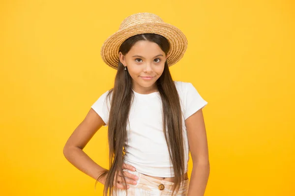 Estilo country. pequena beleza. miúdo feliz no fundo amarelo. Ela adora férias de verão. moda de primavera de crianças. felicidade infantil. menina alegre usar chapéu de palha. pronto para festa na praia — Fotografia de Stock