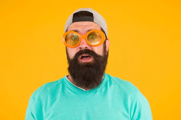 Eine echte Überraschung. Ausgeflippter Mann mit Bart und Schnurrbart. Mann mit lustiger Brille auf gelbem Hintergrund. einfach Spaß haben. Party-Accessoire. Überraschter Mann trägt Brille im Hipster-Stil. männliche Sommerparty-Mode — Stockfoto