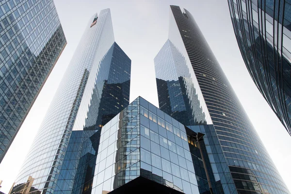 Paris, France - 29 septembre 2017 : architecture moderne de La Défense. Des tours hautes. Conception architecturale. Architecture et structure. Architecture et ingénierie. Architecture et développement urbain — Photo