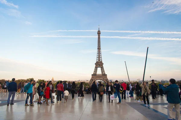 Paris, Fransa - 29 Eylül 2017: Mavi gökyüzünde turistler ve Eyfel Kulesi. Palais de Chaillot gözlem güvertesinden görüntü. Turist eğlencesi. İkonik dönüm noktası. Yolculuk ve seyahat tutkusu. Tatil — Stok fotoğraf