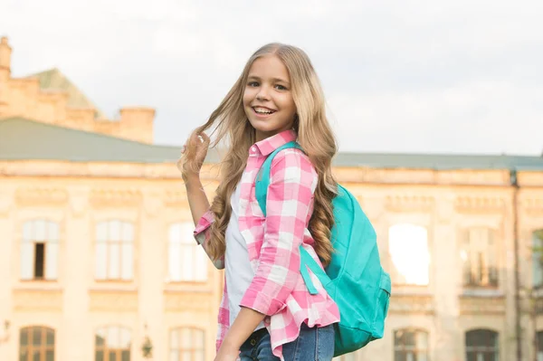 Felicidad de la infancia. Feliz niño de vuelta a la escuela. Desarrollo de la infancia. Infancia y cuidado. Escuela y educación. Días de infancia — Foto de Stock