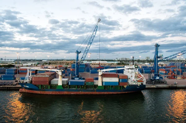 Miami, USA - 01 maart 2016: Containerschip in vrachthaven. Vaartuig met lading op bewolkte lucht. Containers op het dek gestapeld. Heinrich J. ST Johns. Corona bedrijf. Zeevervoer en vervoer — Stockfoto