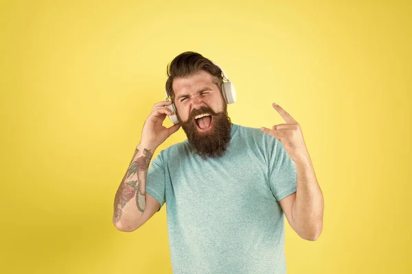 Hipster gelukkig met moderne draadloze hoofdtelefoons. Freedom going Wireless biedt je ongeëvenaarde. Moderne technologie. Bearded Man luisteren muziek draadloze Gadget. Draadloze hoofdtelefoon levert schoon geluid — Stockfoto