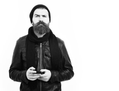 Sakallı, Kafkasyalı, cep telefonu tutan bir hippi.