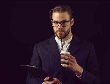 Siyah arka planda takım elbiseli düşünceli iş adamı, kopyalama alanı