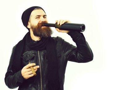 Sakallı, Kafkas hippisi elinde şişe, puro içiyor.