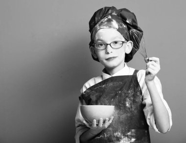 Kırmızı stüdyo arka planında tatlı aşçı çocuk, kopyalama alanı