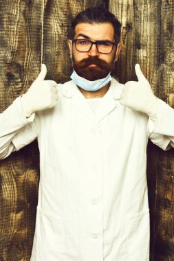 Kaba sakallı Kafkas doktor ya da eldivenli lisansüstü öğrencisi