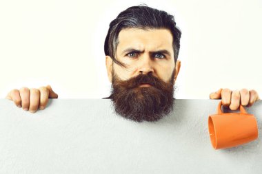 Kâğıt çarşaf ve fincanla vahşi beyaz bir hippi.