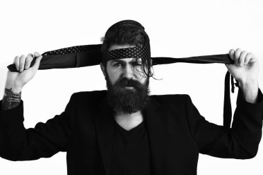 Siyah takım elbiseli, kafasında kravat tutan Kafkas bir hippi.