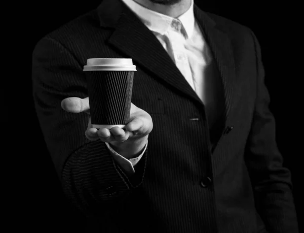 Biznesmen w eleganckim garniturze z gorącą filiżanką kawy w ręku. — Zdjęcie stockowe