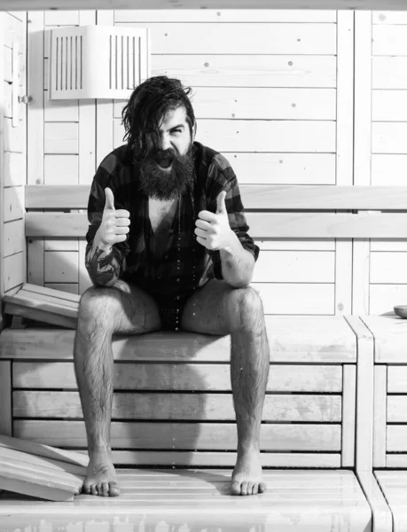 Podekscytowany człowiek mokry w saunie na drewnianym tle — Zdjęcie stockowe