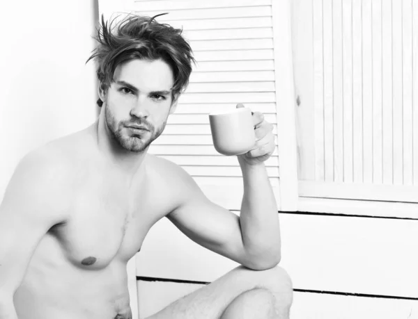 Caucásico barbudo sexy macho celebración taza de café — Foto de Stock