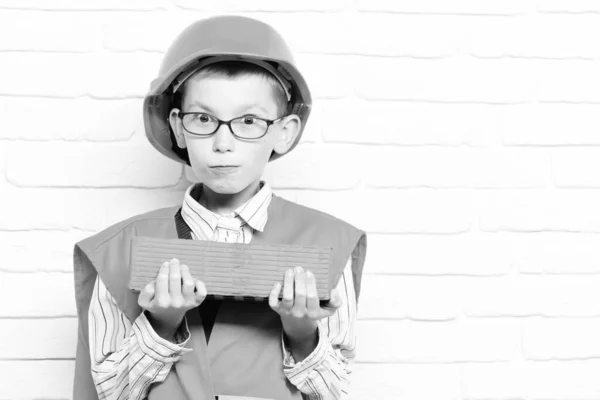 Νεαρός χαριτωμένο οικοδόμος αγόρι σε λευκό φόντο τούβλο, αντίγραφο χώρο — Φωτογραφία Αρχείου
